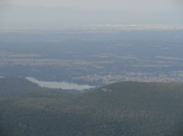 Bañolas y su lago desde la cima de Rocacorba.  Foto R.Puig