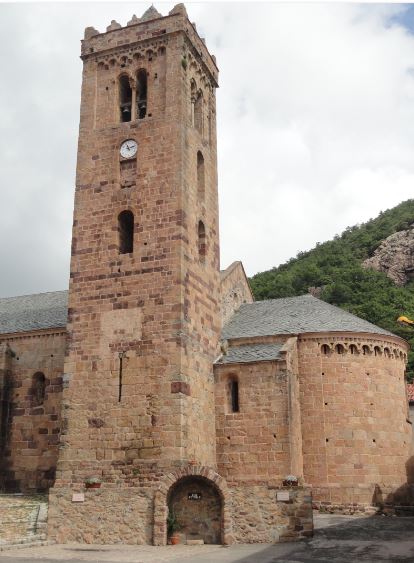 Coustouges. Ábside y torre de la iglesia. Foto R.Puig