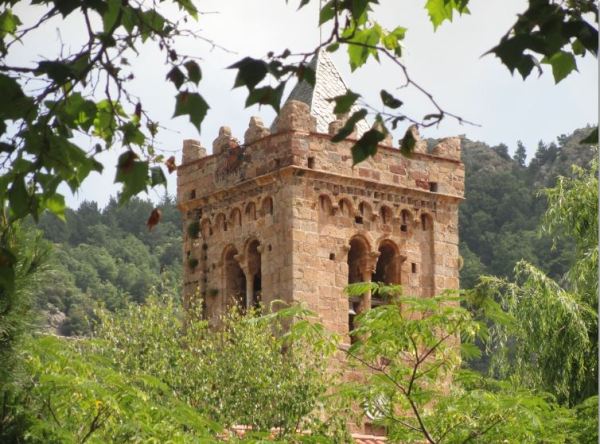 Coustouges. La torre de su iglesia del siglo XI. Foto R.Puig