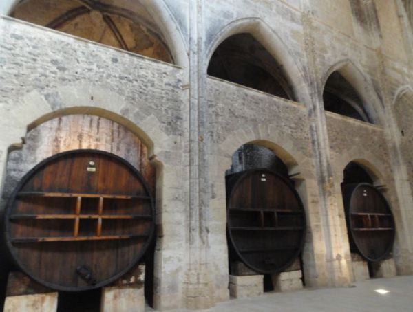 Cubas gigantes del siglo XIX en la nave central de la iglesia. Foto R.Puig