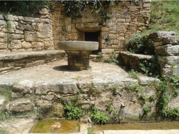 La fuente medieval del Can Puig de la Bellacasa en Bañolas. Foto R.Puig