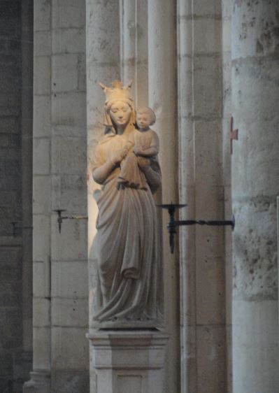 Virgen con el niño. Nave central. Acey.  Foto R.Puig