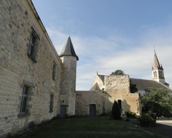 Palacio señorial y santuario de Sainte Maure de Touraine. Foto R.Puig