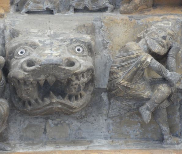 Catedral de Oloron Sainte Marie. El monstruo y el obispo. Portico. Foto R.Puig