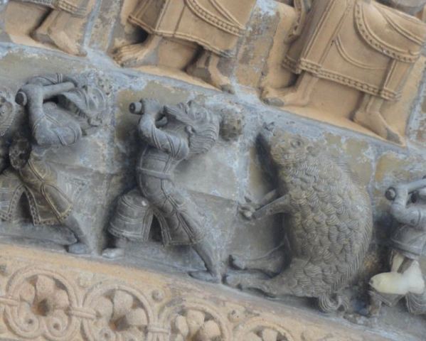 Catedral de Oloron Sainte Marie. La caza del jabalí. Portico. Foto R.Puig