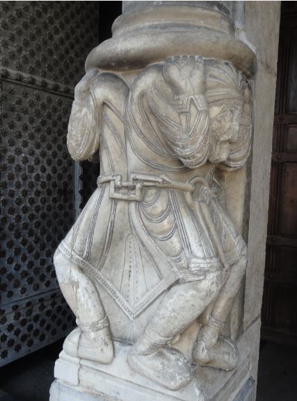 Catedral de Oloron Sainte Marie. Nartex. Los atlantes del parteluz. Foto R.Puig