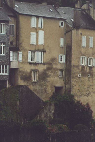 Fachada posterior de la casa donde fallecieron los padres de Jules Supervielle. Foto R.Puig