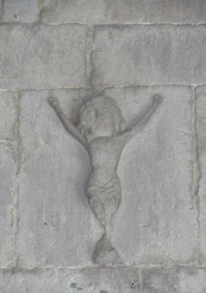 Gusano soy y no hombre. Salmo 22.6. Portico entrada de la Iglesia de Barbençon. Foto R.Puig