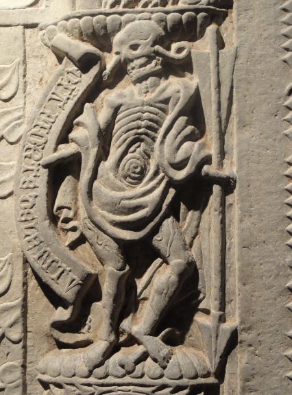 Colegiata de  Lobbes.  Tumba de abad. Detalle. Corrupción tras la muerte. Foto R.Puig