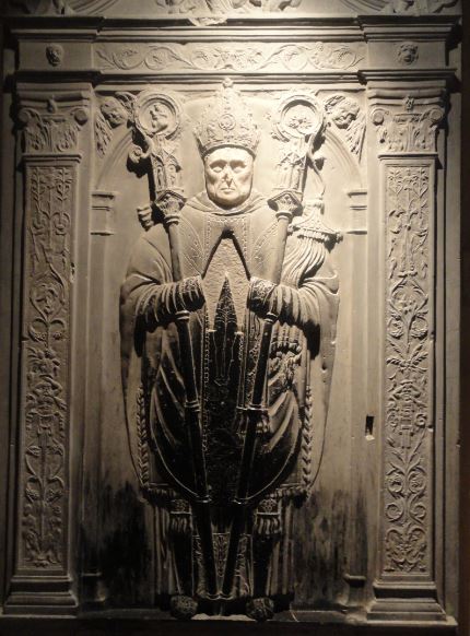 La Colegiata de   Lobbes .  Tumba de San Dodón Abad. Foto R.Puig