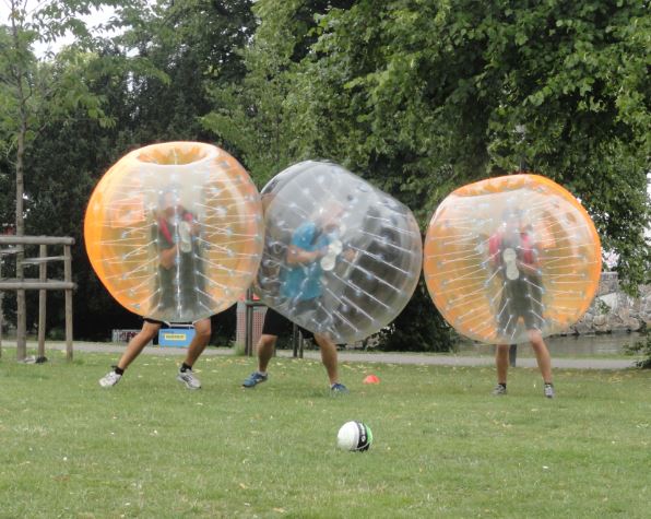 Pelotudos jugando al fútbol. Foto R.Puig