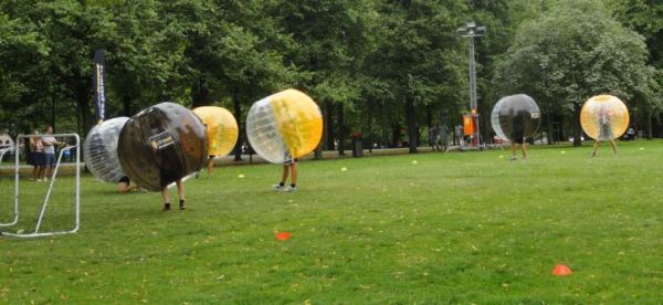 Pelotudos jugando al fútbol.  Foto R.Puig