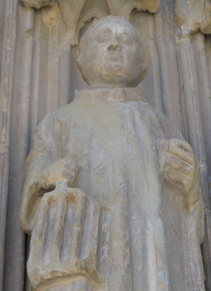 Portico  de la catedral. Huesca. San Lorenzo y su parrilla. Foto R.Puig