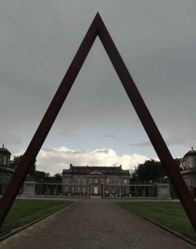 Seneffe. Flecha de Mauro Staccioli. Foto R.Puig