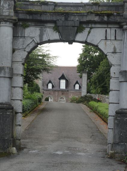 Entrada de los dominios de Pro Maria. Chateau de Beauraing.Foto R.Puig