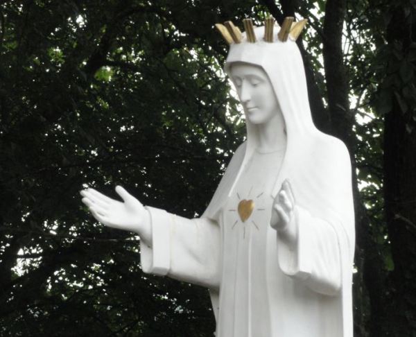 La imagen de la aparecida a la entrada del chateau de Beauraing. Foto R.Puig
