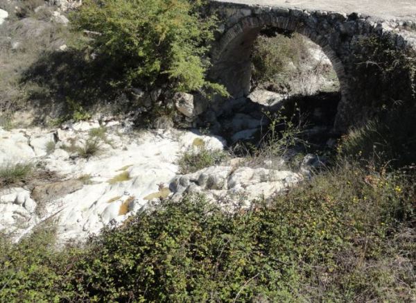 Antiguo puente de mampostería y arco de ladrillo sobre el Girona junto a la Atzubieta. Foto R.Puig