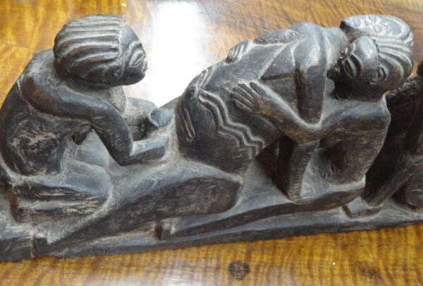 Alumbramiento. Detalle de la partera y la parturienta con su madre que la sostiene. Pueblo de los Basala  Mpasu. Colección Fernando Cardenal. Foto R.Puig