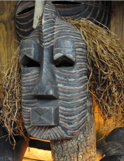 Mascara denominada Tshifwebe. Colección Fernando Cardenal. Foto R.Puig