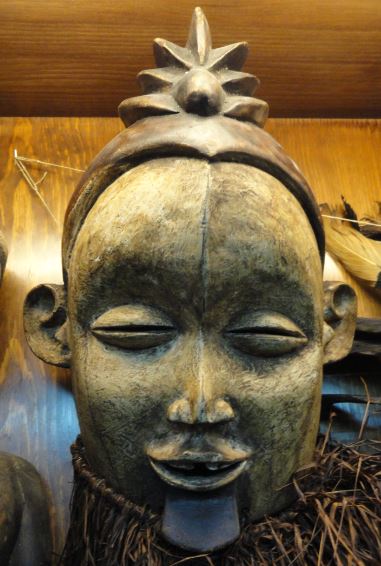 Mascara del pueblo Suku.  Colección Fernando Cardenal. Foto R.Puig