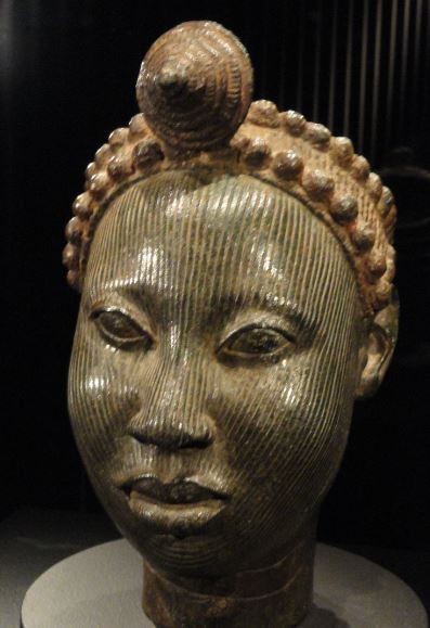 Cabeza coronada. Aleación de cobre. ss.XV a XVI. NCMM. Lagos. Foto R.Puig