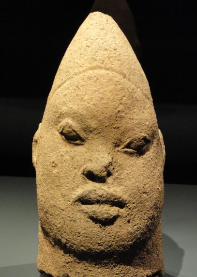 Cabeza de mujer de familia real. Terracota. ss.XIII a XV. NCMM. Lagos. Foto R.Puig