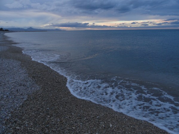 La orilla de nuestra mágica playa de la Almadraba. Foto R.Puig