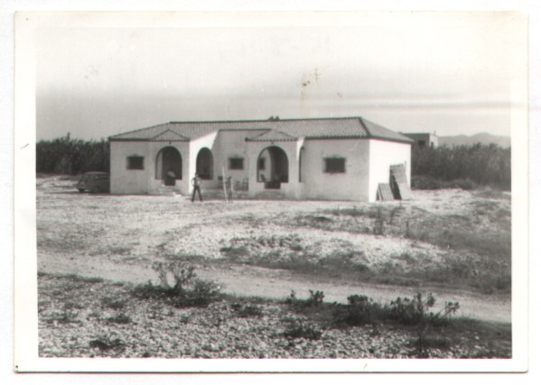 Una de las viviendas de la playa en 1965. Cortesía de Pere Cardona