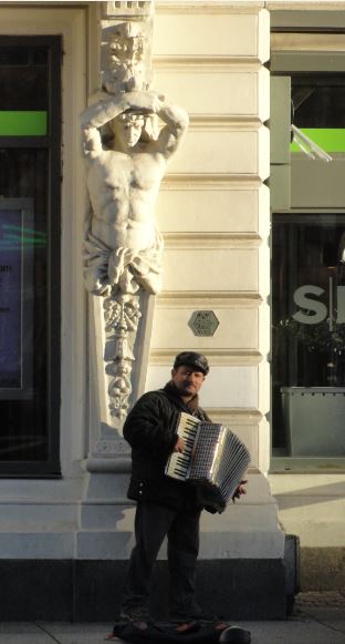 El acordeonista búlgaro. Foto R.Puig