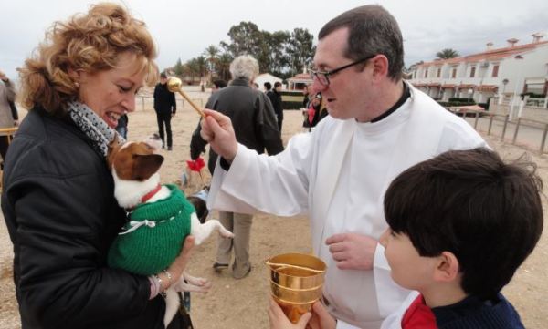 Por San Anton hisopo y bendicion. Foto R.Puig