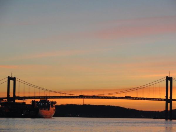 Atardecer invernal con puente. Foto R.Puig