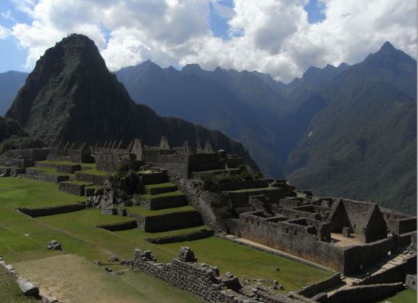 El grupo de los Morteros con el Huayna Picchu al fondo. 2009. Foto M.Puig