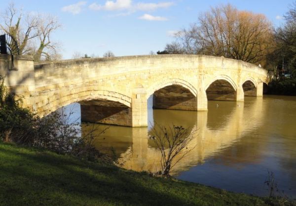 Puente de acceso a la antigua abadía. Abbey Park. Foto R.Puig