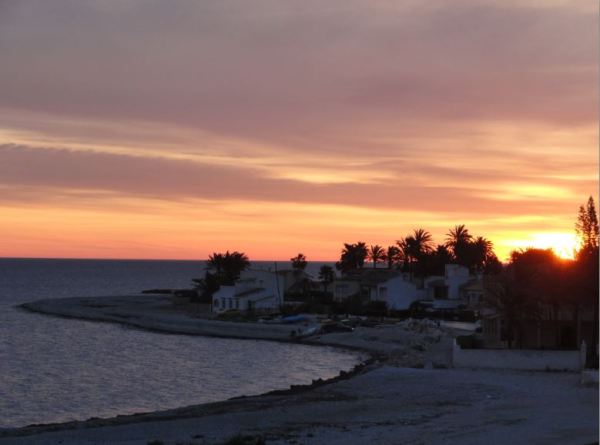 Alba de abril en la Almadraba. Foto R.Puig
