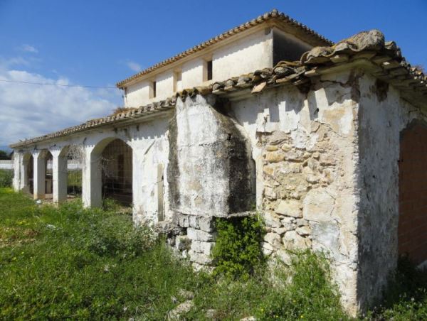Exterior de la estructura de la chimenea de la caldera del riurau de Els Poblets. Foto R.Puig