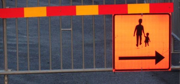 De la mano de papá. Foto R.Puig