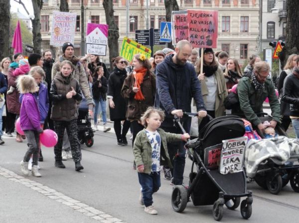 Trabaja menos juega más. Niños desfilando el   Primero de mayo. Gotemburgo. Foto R.Puig