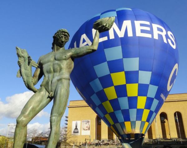 Valborg. Esperando al cortejo.  Foto R.Puig
