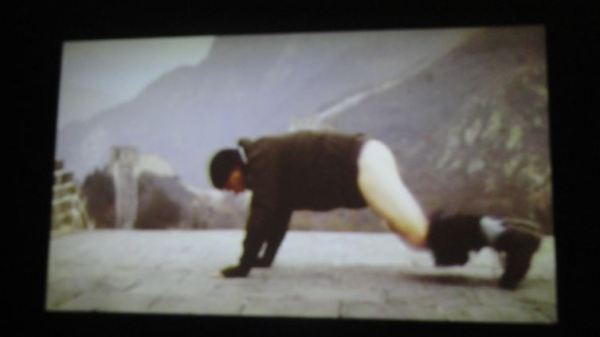 Ante el muro hay que bajarse los pantalones.  Video de Johan Zetterquist. Foto R.Puig