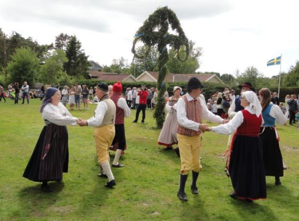 Bailarines del Midsommar. Foto R.Puig