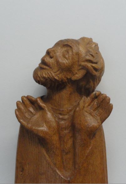 El creyente. Ernst Barlach. Roble. Detalle. Friso de los que escuchan 1931 a 1935.Foto R.Puig