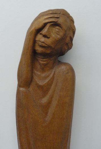 El herido. Ernst Barlach. Roble. Detalle. Friso de los que escuchan 1931 a 1935.Foto R.Puig