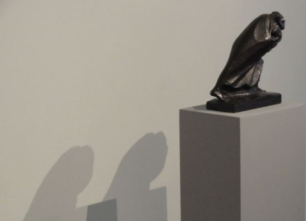 El refugiado. Ernst Barlach. Bronce. 1920. Foto R.Puig.