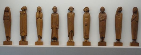 Friso de los que escuchan 1931 a 1935. Ernst Barlach. Roble. Foto R.Puig