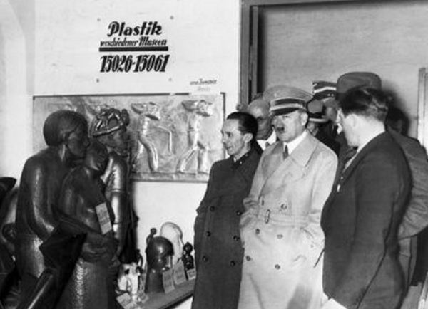 Hitler y Goebbels ante una escultura que parece ser de Barlach en la Exposición de Arte Degenerado