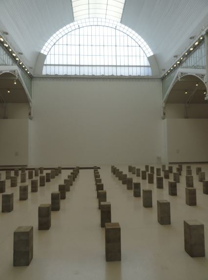 Carl Andre. Lament for the Children. Hormigon. 1976. Foto R.Puig