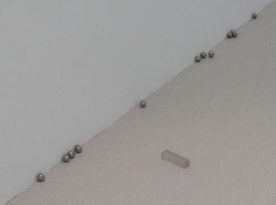 Carl Andre. Scatter Piece. 1966. Detalle. Pequeño material industrial. Foto R.Puig