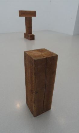 Carl Andre. Tau and Right Threashold. 1960. Madera. Foto R.Puig