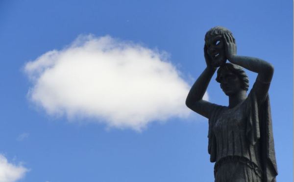 El cielo de Madrid. Monumento a Jacinto Benavente. El Re3tiro. Foto R.Puig