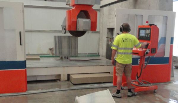 Piedra Bateig. Corte controlado por ordenador. Foto R.Puig